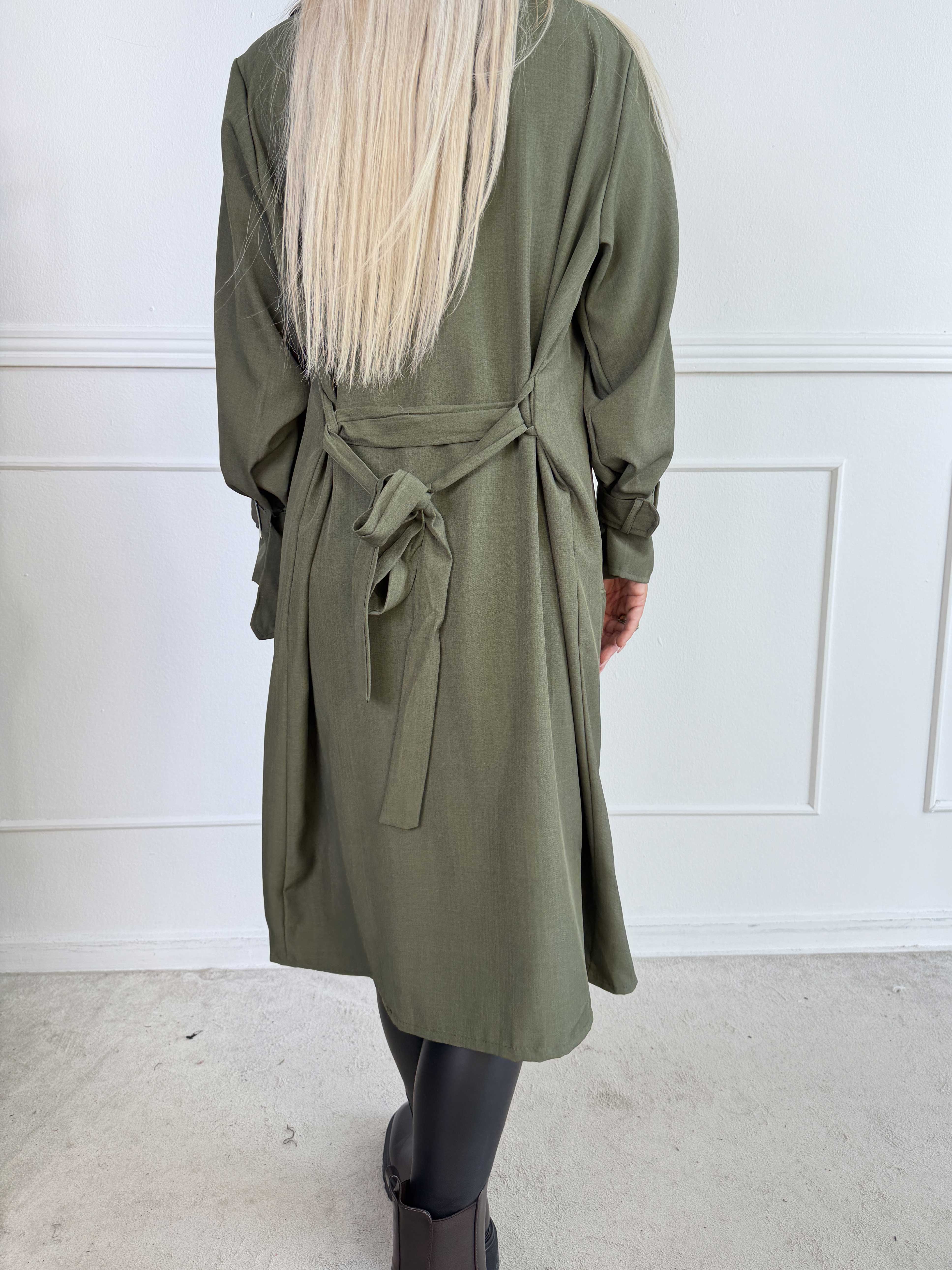Sharpay 2.0 - Let plus size trenchcoat med bindebånd